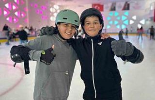 Buz pateni pisti yarıyıl tatilinde çocukların...
