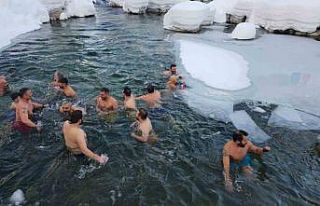 Buz tutan suda yüzerek eğlendiler