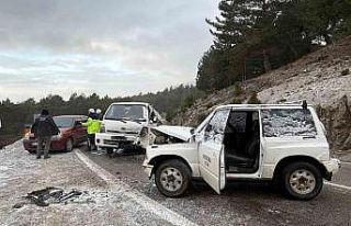 Buzlanma nedeniyle arazi aracıyla kamyonet çarpıştı:...