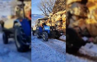 Buzlanmış yolda üç traktörü birbirine bağlayıp...