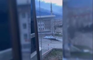 Cami’nin çatısı uçtu, yol kapandı