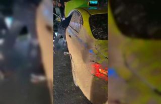 Çamura sapladıkları taksi sürücüsünü darp...