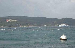 Çanakkale Boğazı lodos fırtınası nedeniyle transit...