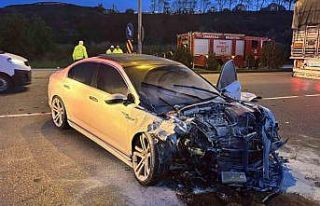 Çanakkale’de iki otomobil çarpıştı: 5 kişi...