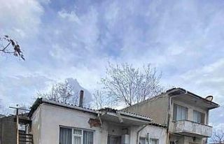 Çanakkale’de lodos fırtınasında devrilen ağaç...