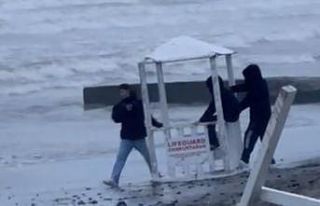 Cankurtaran kulübesini denize atmak isteyen 3 çocuğa...