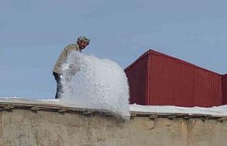 Çatak’ta kar mesaisi: Vatandaşlar damlarda kar...