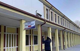 Çatıda mahsur kalmış gibi bağırıp gençlerle...