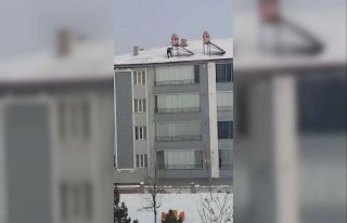 Çatıdaki karı temizlerken hayatını hiçe saydı