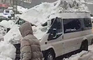 Çatıdan düşen kar kütlesi aracı kullanılmaz...