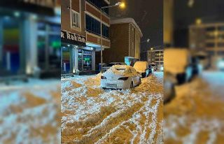 Çatıdan düşen kar kütlesi park halindeki otomobile...