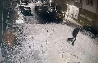 Çatıdan kar kütleleri düştü: Bir şahıs koşarak...