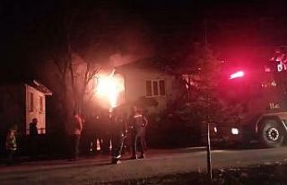 Çatıdan yükselen alevler hızla yayılarak iki...