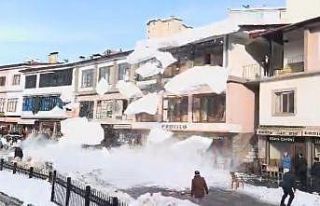 Çatılardan düşen kar kütleleri paniğe neden...