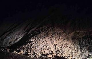 Çaycuma’da heyelan trafik akışını durdurdu