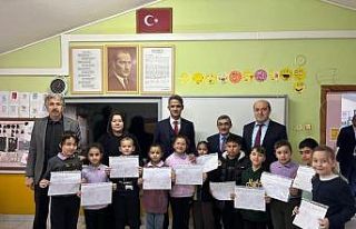 Çaycuma’da öğrenciler karnelerini kaymakam Kaya’nın...