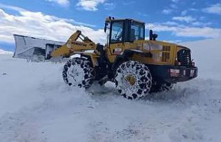 Cenaze aracı yolda kaldı, iş makineleri kapanan...
