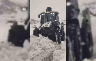 Çermik’te kardan dolayı kapanan mahalle yolları...