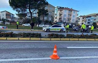 Çevirmeden kaçan motosikletli trafik polisine çarptı