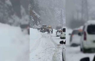 Çığ nedeniyle ulaşıma kapanan Trabzon-Bayburt...