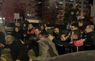 Cinayet davası sonrası adliye önü karıştı,...