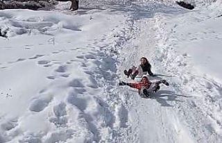 Çocuklar karın keyfini tepsi ve bidonlarla çıkardı
