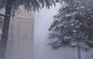 Çocuklar tipiye aldırmadı, kar topu oynadı