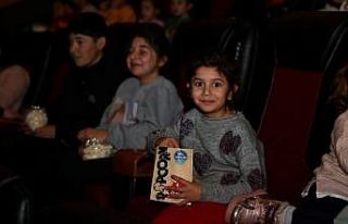 Çocuklara sürpriz sinema gösterimi