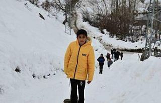 Çocukların kızaklarla kar keyfi