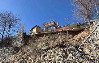 Çöken istinat duvarı iki aracı yuttu