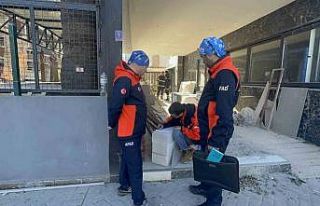 Çöken otelde işçiler 2 saat önce fark edip, çalışmayı...