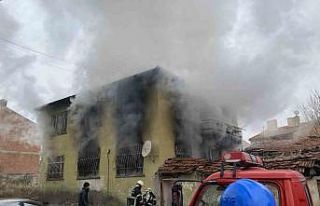 Çorum’da 2 katlı ev alev alev yandı