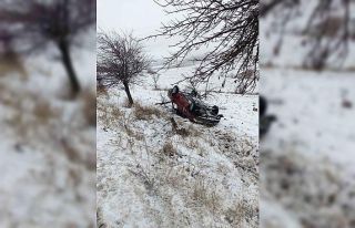 Çorum’da ağaca çarpan otomobil takla attı: 4...