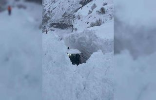 Çukurca yolunda nefes kesen çığ temizliği