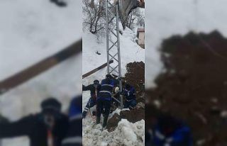Çüngüş’te devrilen elektrik direkleri onarıldı