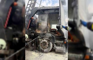 D100 çekicide çıkan yangını itfaiye söndürdü