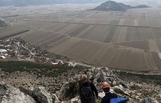 Dağda mahsur kalan keçi ekipler tarafından kurtarıldı