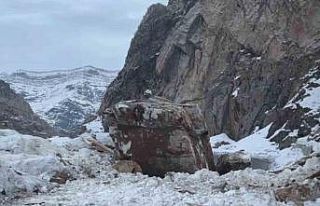 Dağdan kopan dev kaya yolu ulaşıma kapattı