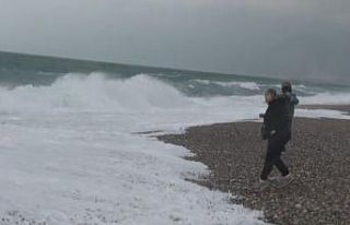 Dalgadan kaçtılar, fotoğraf çektirdiler