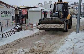 Darende Belediyesi karla mücadelede 7/24 sahada