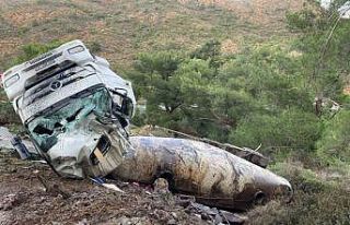 Datça’da virajı alamayan tır devrildi: 1 yaralı