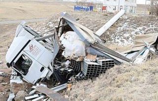 Demir profil yüklü tır şarampole düştü: 1 ağır...