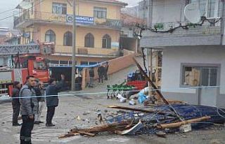Demirci’de şiddetli fırtına cami minaresini yıktı