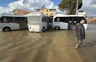 Deniz taştı, caddeler göle döndü