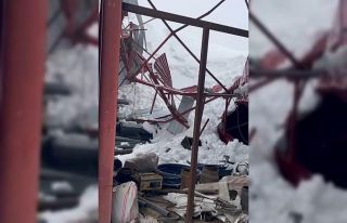 Derecik’te ahır çatısı çöktü