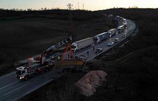 Devrilen hafriyat kamyonu uluslararası yolda trafiği...
