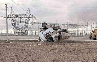 Devrilen tır karayolunu ulaşıma kapattı