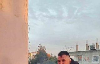 Devrilen traktörün altında kalan sürücü hayatını...