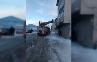 Diyadin’de tehlike oluşturan buz sarkıtları temizlendi