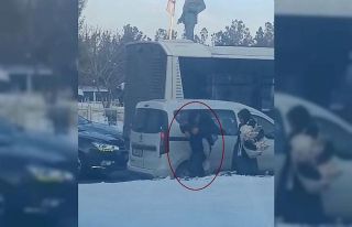 Diyarbakır’da bir vatandaş tıkanan yolda hastasını...